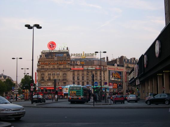  Enseignes lumineuses dans le quartier Montparnasse.